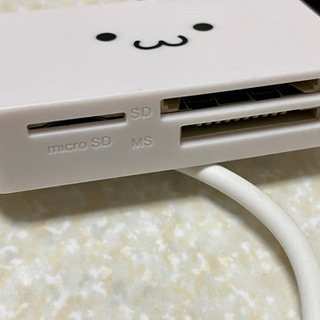 カードリーダーと携帯ケースとiPhone充電変換器の画像