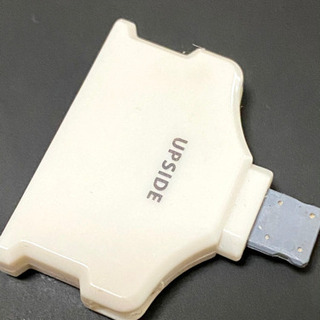 カードリーダーと携帯ケースとiPhone充電変換器の画像