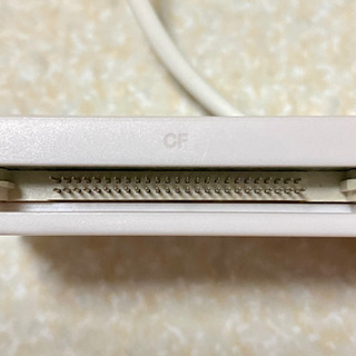 カードリーダーと携帯ケースとiPhone充電変換器の画像