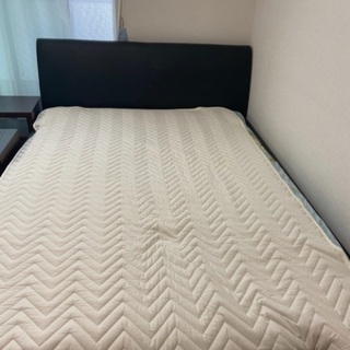 引き渡し待ち　- ダブルベッド、フレームのみ