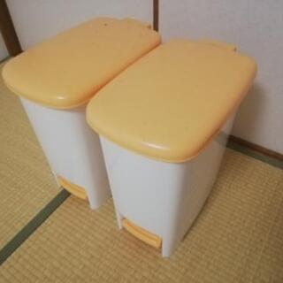 ゴミ箱２つの画像