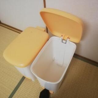 ゴミ箱２つの画像
