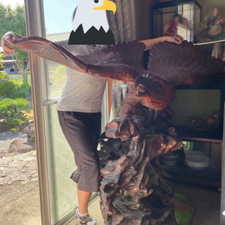 木彫りの鷹の画像