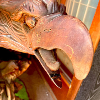 木彫りの鷹の画像