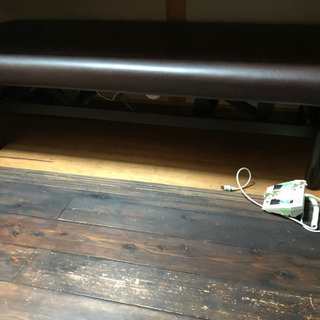 美品　電動上げ下げ　エステ　マッサージベッド