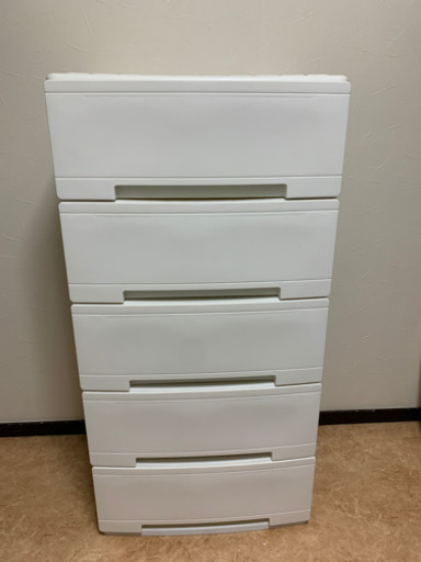 白のプラスチック製チェストです☆