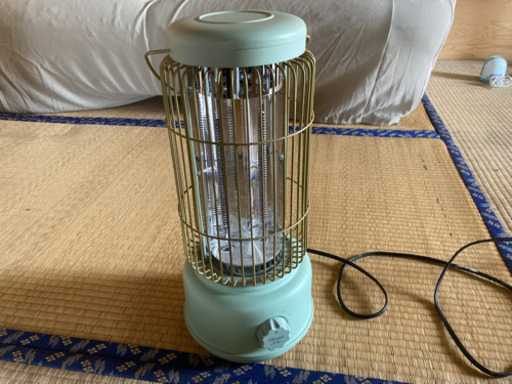 レトロデザインの電気ストーブ