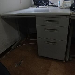 無料にてデスクをお譲り致しますの画像