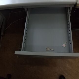 無料にてデスクをお譲り致しますの画像