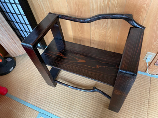 アンティークな木製の椅子
