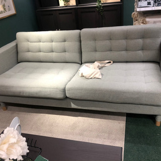 IKEAの三人掛けソファー
