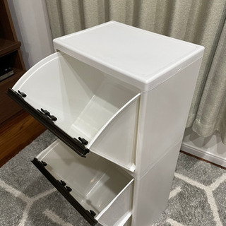 ダストボックス。分別ゴミ箱。ゴミ袋を何分割に分けて使えます。。便利です！取りに来られる方、あげます！の画像