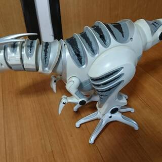 リアル恐竜・歩く・吠える・暴れる　音に反応！！