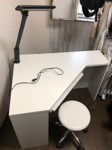 値下げしました　受付中　コーナーテーブル\u0026LED照明\u0026椅子　3点セット