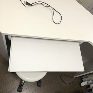 値下げしました　受付中　コーナーテーブル&LED照明&椅子　3点セットの画像