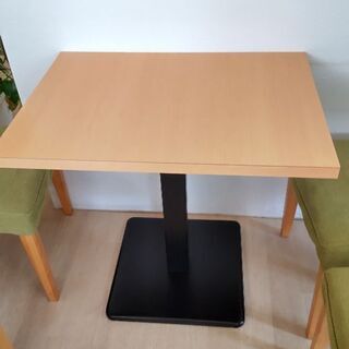 おしゃれな椅子、テーブルですの画像