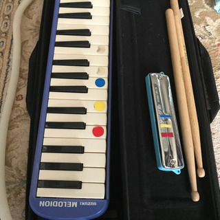 楽器一式と防災頭巾一式の画像