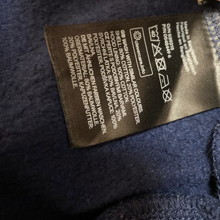 紺色パーカーの画像