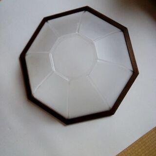 A木製縁のペンダントライトの傘