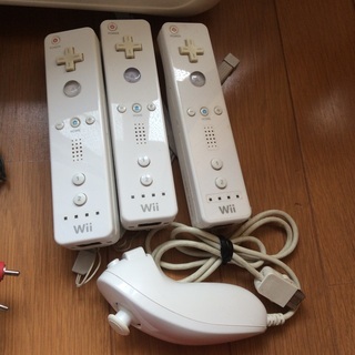 【発送可能】Wii本体 Wiifit リモコン3個 ソフト7個つきの画像