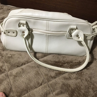 白いバッグの画像