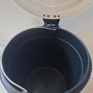 ☆激安・再値下げ！☆　ニトリ　ゴミ箱　ペダルペール　スチール　アイボリー　5Lの画像