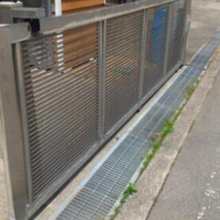 アルミ製スライド式の門です。の画像