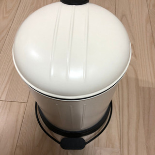 フットペダル式 ゴミ箱の画像