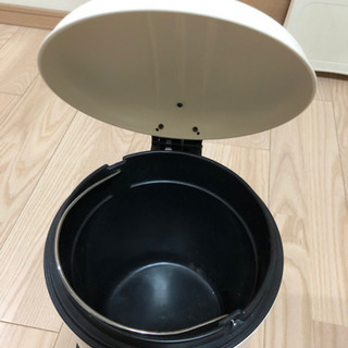 フットペダル式 ゴミ箱の画像
