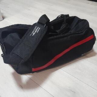 レッドラインのボストンバッグ