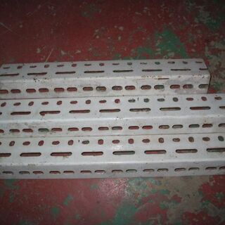 棚用ホワイトアングル　長さ１８０cm　6ｃｍｘ4ｃｍｘ2ｍｍ　無使用　３本　とおまけの画像