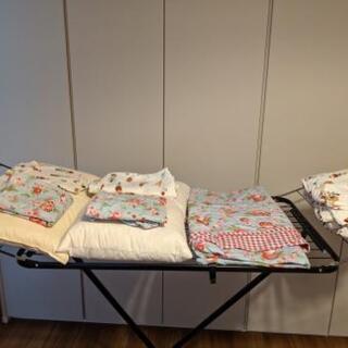 枕、布団、ベッドシーツセット2つ