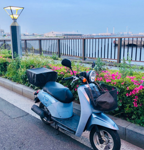 お買い物に便利な前後に籠付きスクーター