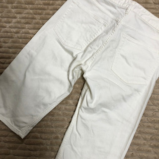 ユニクロジーンズ　ホワイト　ミディアム丈の画像