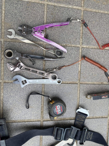 安全帯、ランヤード、落下防止紐金具、工具差し、バケツ、工具多数、中古混在セット販売