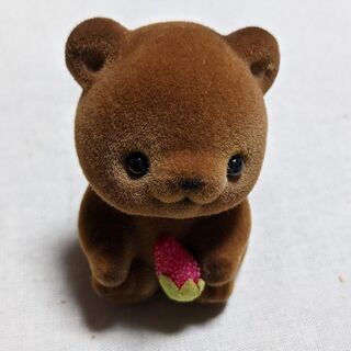イチゴを抱えたこぐま