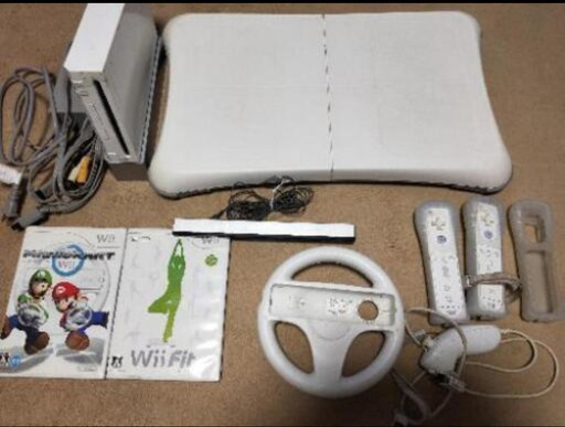 Wii本体 + WiiFit + ソフト + コントローラーx2