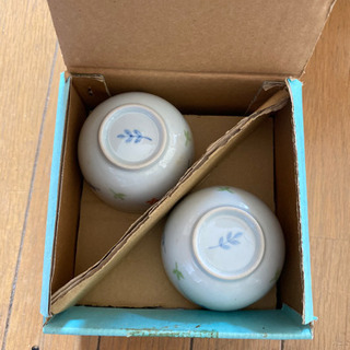 未使用・箱付き　有田焼の湯飲みと小皿2枚づつ