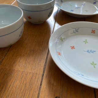 未使用・箱付き　有田焼の湯飲みと小皿2枚づつの画像