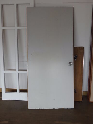 4千円／リユース建て具／木製両面白フラッシュドア。蝶番、ドアノブ付き。店舗使用。特注品