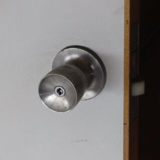 4千円／リユース建て具／木製両面白フラッシュドア。蝶番、ドアノブ付き。店舗使用。特注品の画像