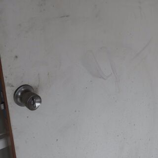 4千円／リユース建て具／木製両面白フラッシュドア。蝶番、ドアノブ付き。店舗使用。特注品の画像