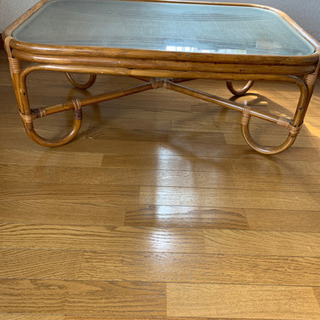 籐のガラステーブルの画像