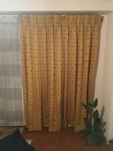 子供部屋にも最適♡マスタード色のドット柄カーテン