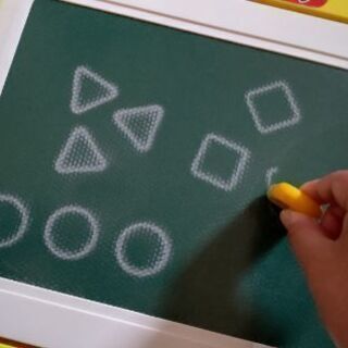 800円に値下げしました『美品』お絵描きボード おえかき がっこう 黒板の画像