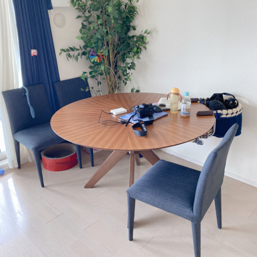 ニトリのダイニングテーブル。円卓