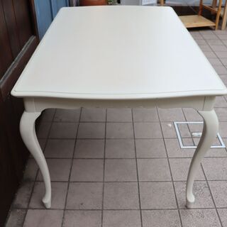 IDC OTSUKA(大塚家具)のMarian Deal(マリアンディール)のフレンチカントリー調の140A ダイニングテーブル。レースがモチーフの優美なデザインの食卓。ホワイトの明るい色合いが上品にの画像