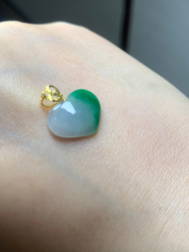 本翡翠ペンダント　k18 ミャンマー産　鮮やかな陽緑