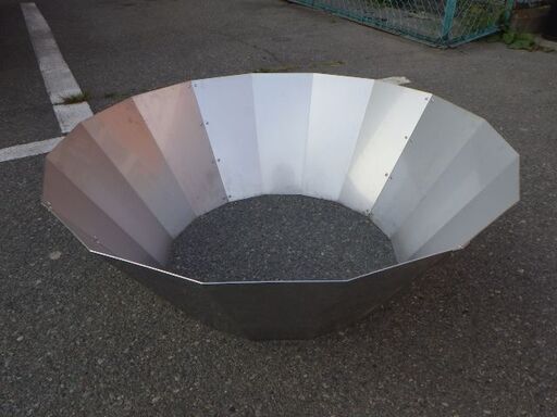 竹炭器　直径約102cm　￥21,780税込　剪定作業で出た竹や枝を燃焼し、手軽に短時間で大量の炭がつくれます。