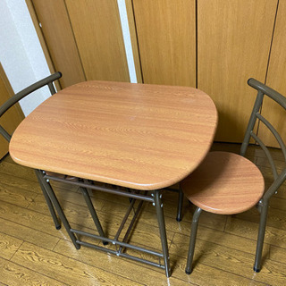 2人用ダイニングテーブルの画像